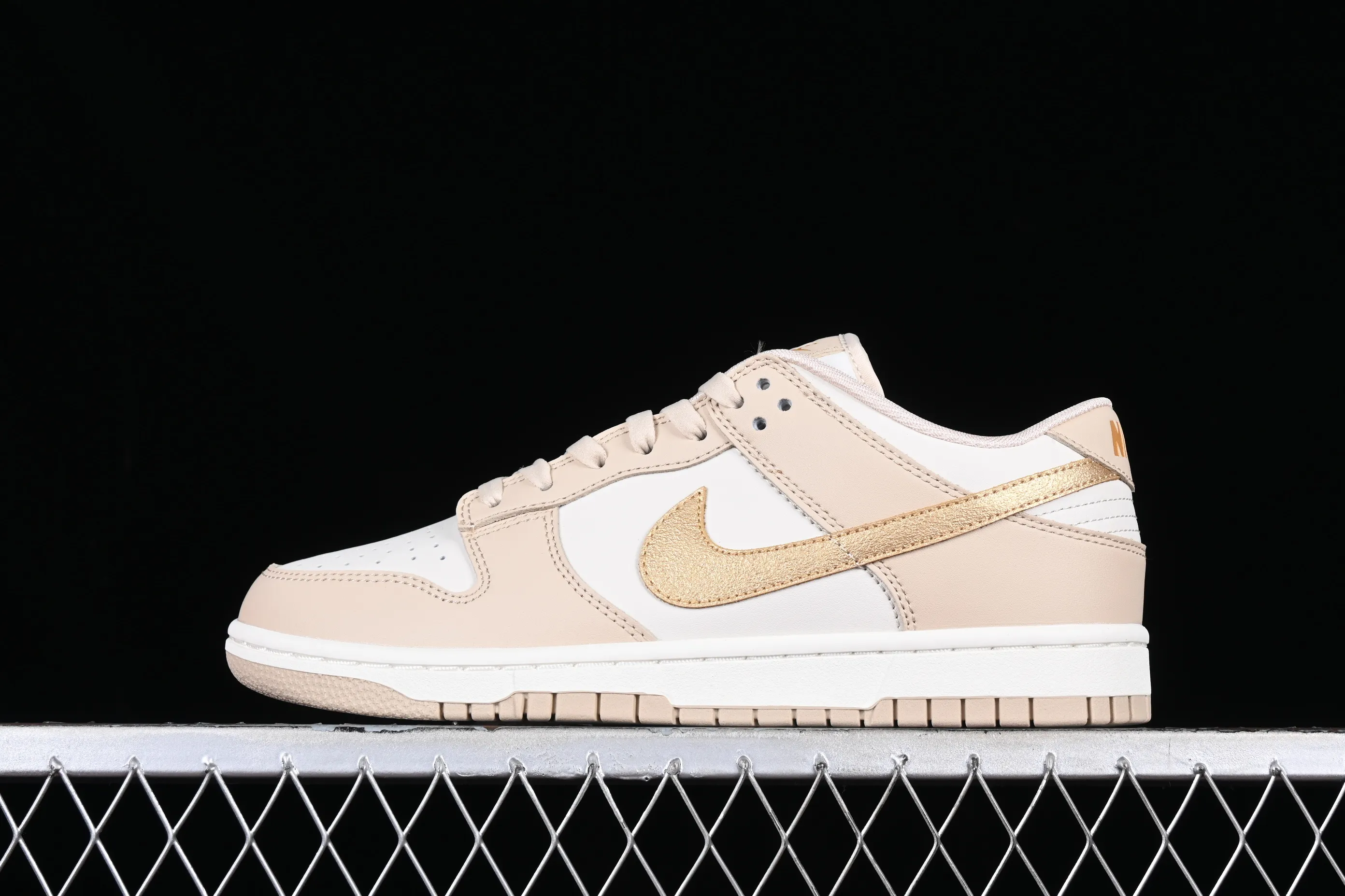 All categories Nk SB Dunk series Nk SB Dunk Low low-top sneakers K version Nk Dunk Low beige gold hook SB low-top sports and leisure sneakers DX5930-001